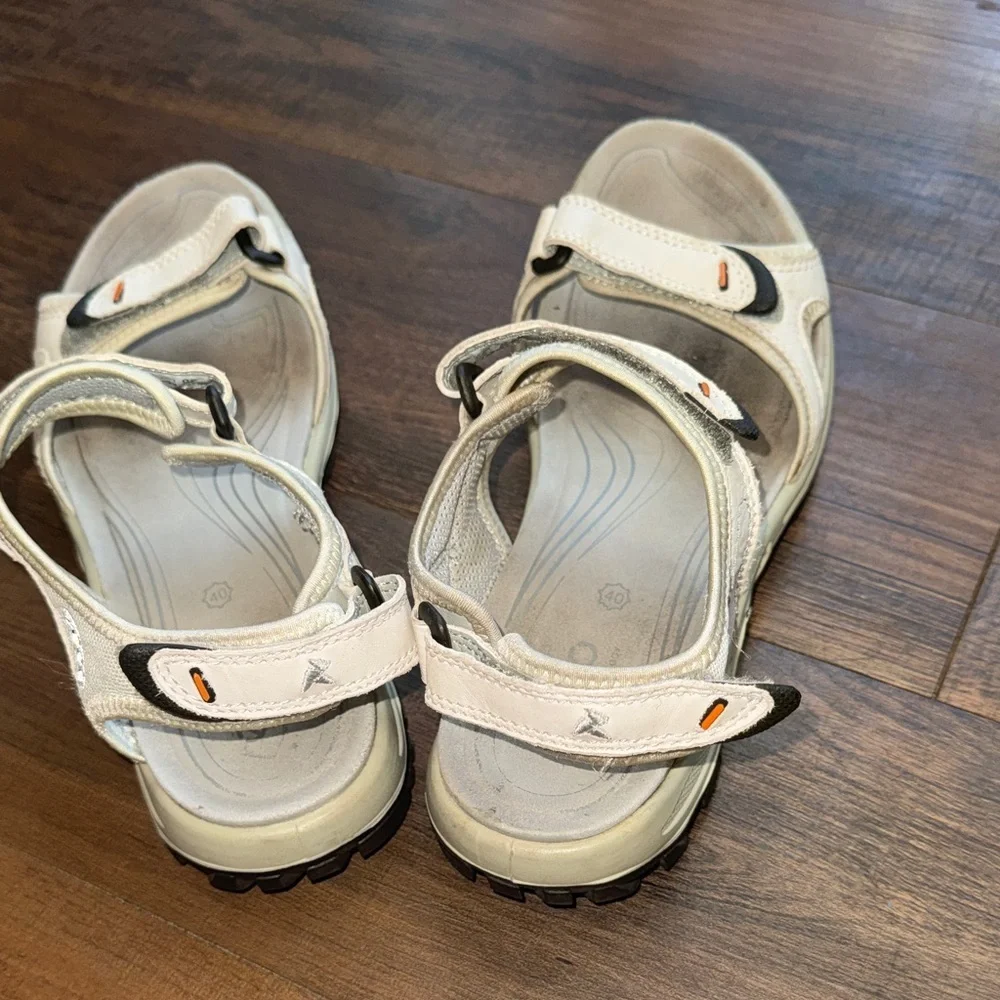 Ecco Women's Cream and Black Sandals